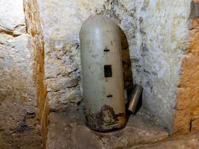 Uno di questi � l�esterno di una cluster: le bombe a grappolo utilizzate nel periodo bellico. In quegli anni infatti le gallerie furono ampliate e usate come magazzino e rifugio durante gli attacchi aerei